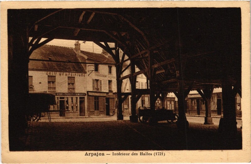 Carte postale ancienne Arpajon Interieur des Halles France à Arpajon