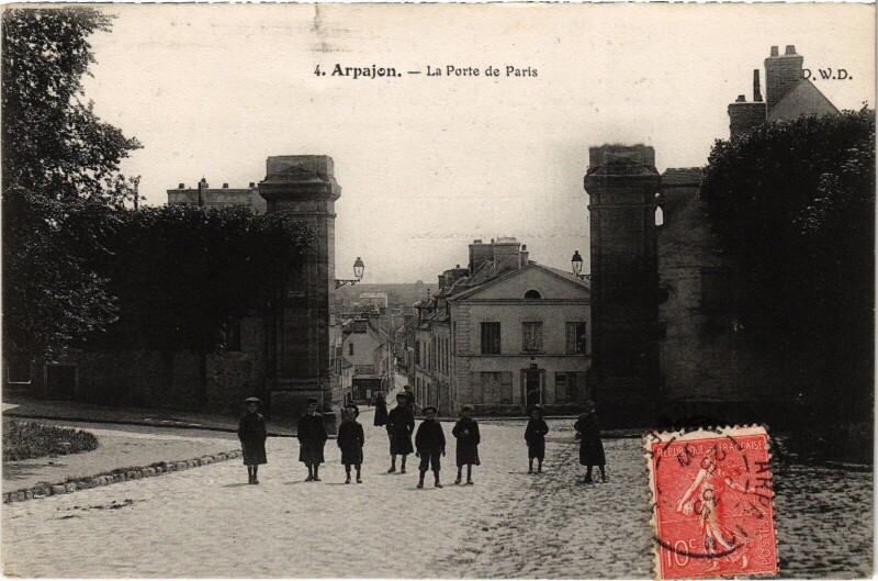 Carte postale ancienne Arpajon La Porte de Paris France à Arpajon