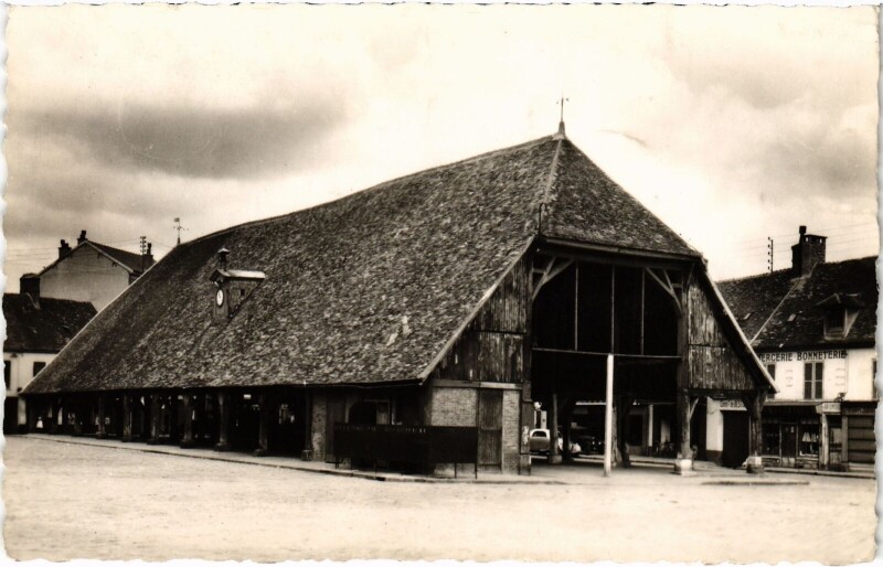 Carte postale ancienne Arpajon Les Halles France à Arpajon