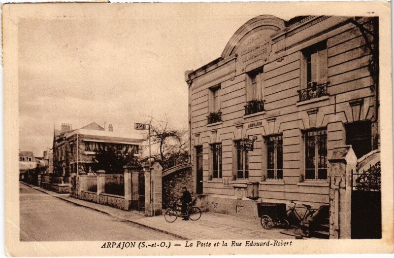 Carte postale ancienne Arpajon La Poste et la Rue Edouard Robert France à Arpajon