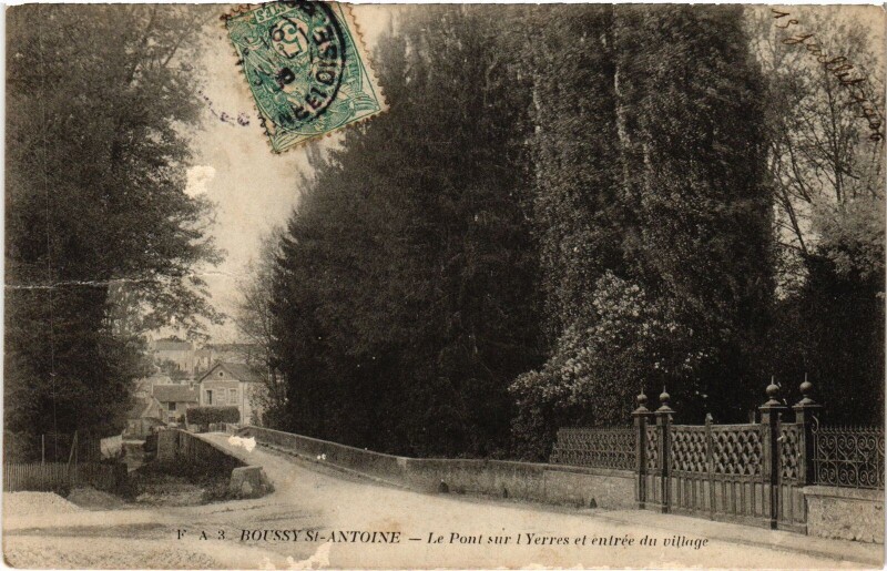 Carte postale ancienne Boussy Saint-Antoine Le Pont s l'Yerres et entree du village France à Boussy-Saint-Antoine