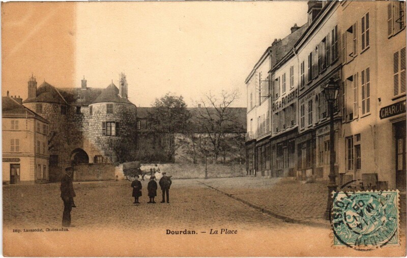 Carte postale ancienne Dourdan La Place France à Dourdan