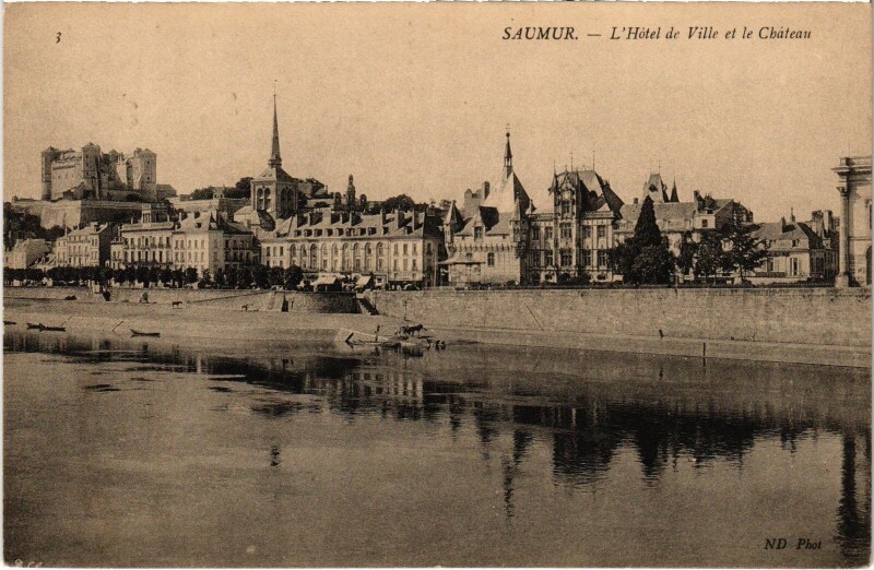 Carte postale ancienne Saumur Hotel de Ville à Saumur