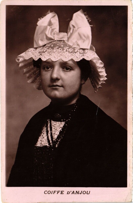 Carte postale ancienne Folklore Coiffe Angevine