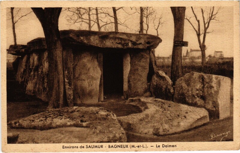 Carte postale ancienne Bagneux Le Dolmen