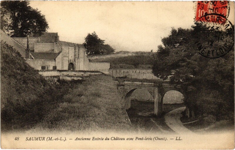 Carte postale ancienne Saumur Ancienne entrée du Chateau à Saumur