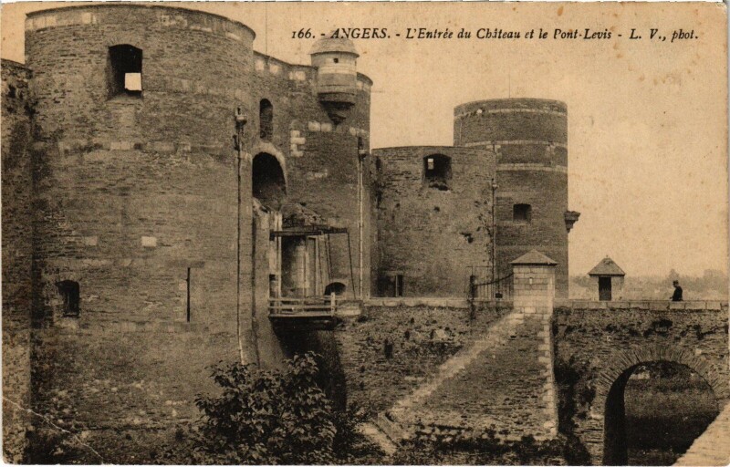 Carte postale ancienne Angers Entrée du Chateau à Angers