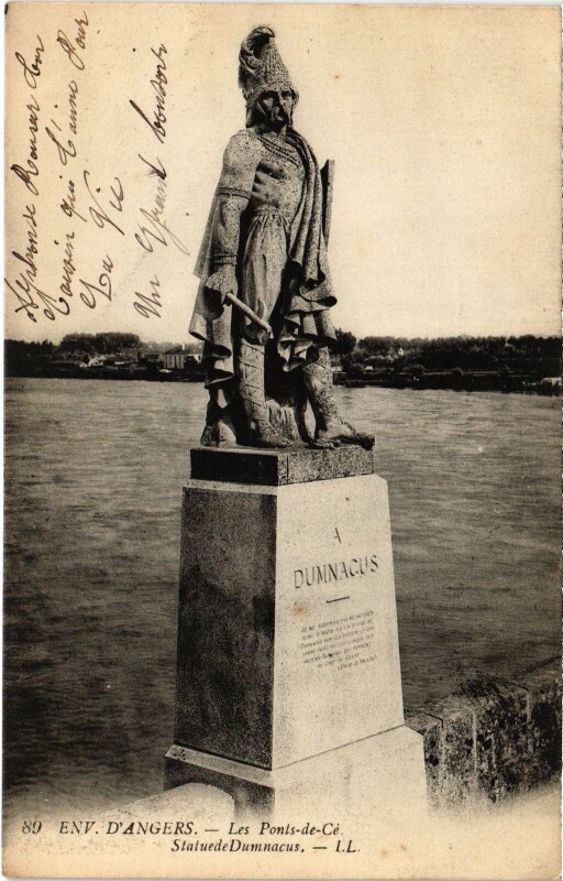 Carte postale ancienne Les Ponts-de-Cé Statue de Dumancus aux Ponts-de-Cé