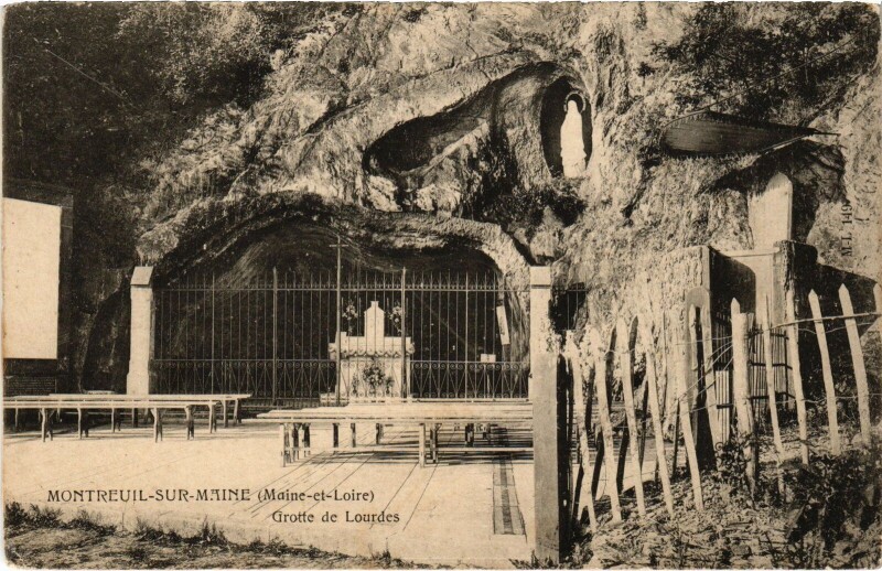 Carte postale ancienne Montreuil-sur-Maine Grotte de Loures à Montreuil-sur-Maine