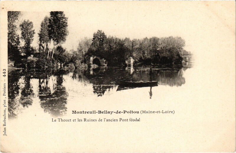 Carte postale ancienne Montreuil-Bellay-de-Poitou Le Thouet Ruines de l'ancien pont à Montreuil-Bellay