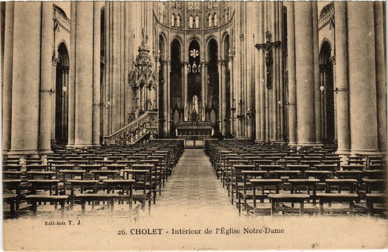 Carte postale ancienne Cholet Interieur de l'Eglise à Cholet
