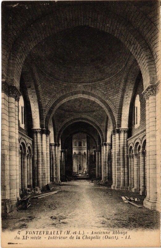 Carte postale ancienne Abbaye de Fontevrault Interieur de la Chapelle