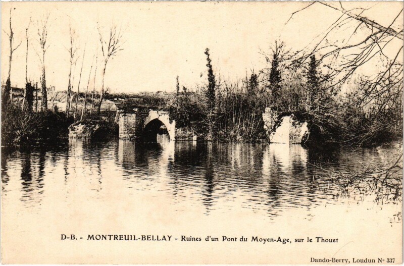 Carte postale ancienne Montreuil-Bellay Ruine d'un pont à Montreuil-Bellay