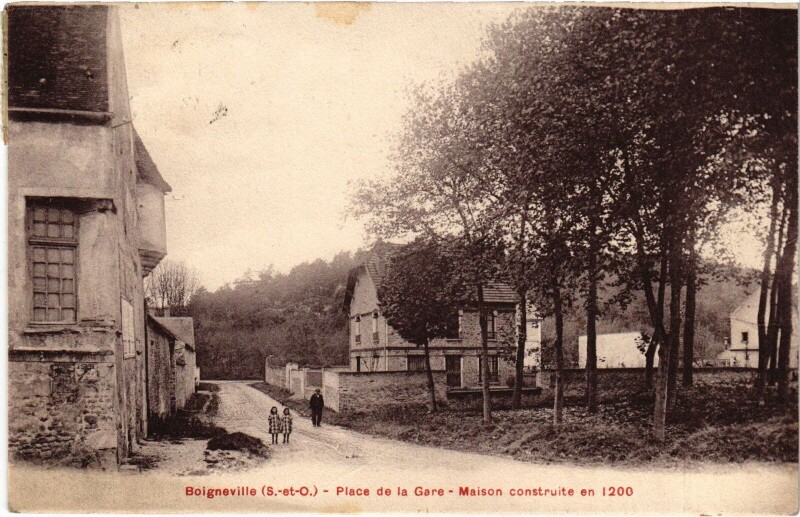 Carte postale ancienne Boigneville Place de la Gare France à Boigneville