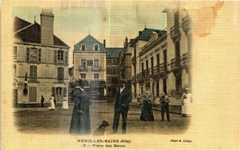 Carte postale ancienne Neris-les-Bains - Place des Bains à Néris-les-Bains