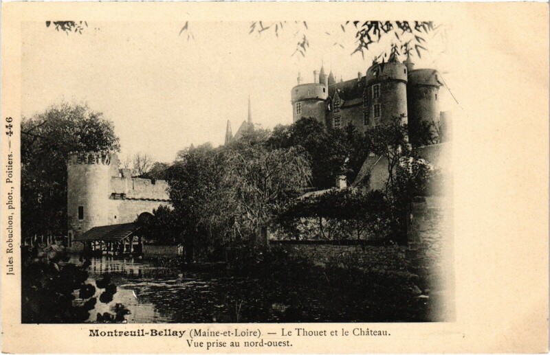 Carte postale ancienne Montreuil-Bellay Le Thouet et le Chateau à Montreuil-Bellay