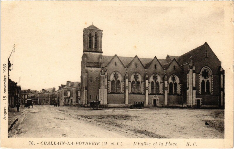 Carte postale ancienne Challain-la-Potherie Eglise et la Place à Challain-la-Potherie