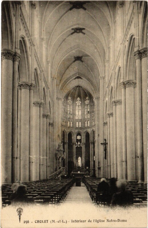 Carte postale ancienne Cholet Interieur de l'Eglise à Cholet