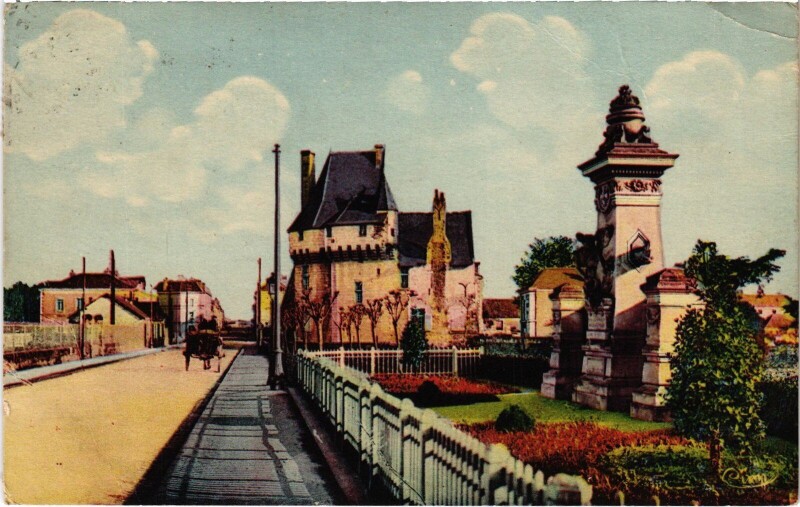 Carte postale ancienne Les Ponts-de-Cé Le Monument aux Morts aux Ponts-de-Cé