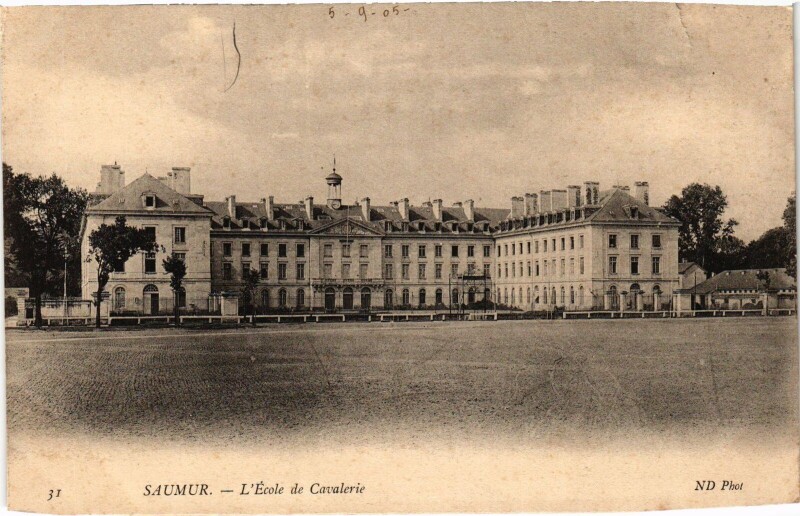 Carte postale ancienne Saumur Ecole de Cavalerie à Saumur