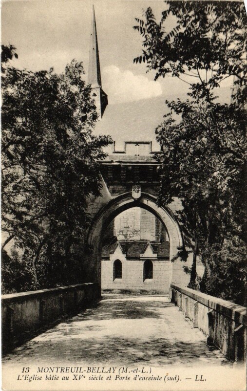 Carte postale ancienne Montreuil-Bellay Eglise à Montreuil-Bellay