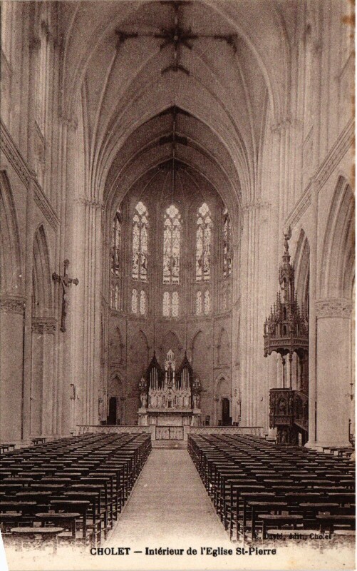Carte postale ancienne Cholet Interieur de l'Eglise Saint-Pierre à Cholet