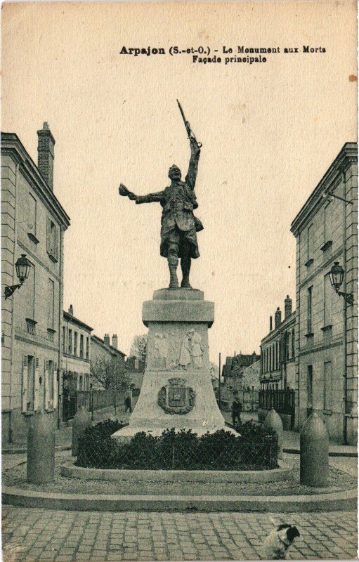 Carte postale ancienne Arpajon Le Monument aux Morts Facade Principale France à Arpajon