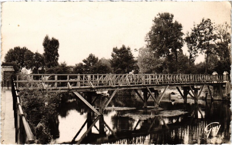 Carte postale ancienne Montgeron Passerelle sur I'Yerres France à Montgeron