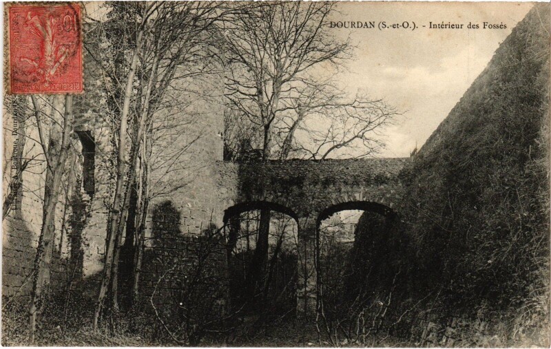 Carte postale ancienne Dourdan Interieur des Fosses France à Dourdan