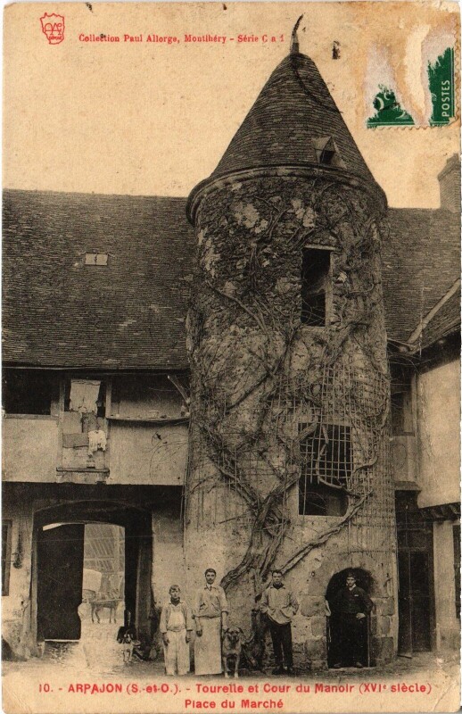 Carte postale ancienne Arpajon Tourelle et Cour du Manoir France à Arpajon
