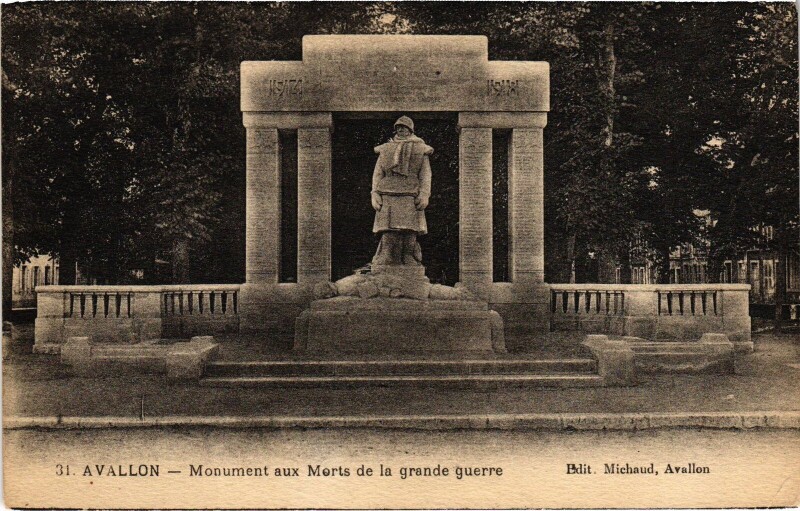 Carte postale ancienne Avallon Monument aux Morts à Avallon