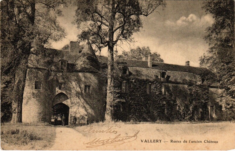 Carte postale ancienne Vallery restes de l'ancien chateau à Vallery