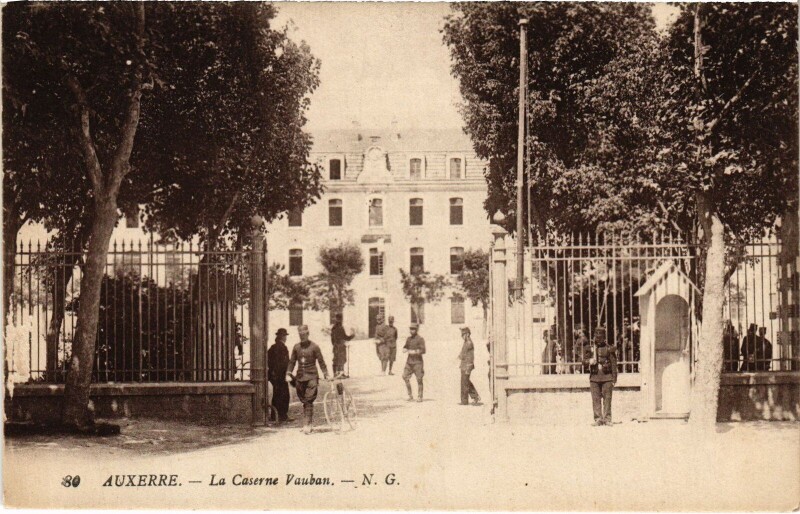 Carte postale ancienne Auxerre Caserne Vauban à Auxerre
