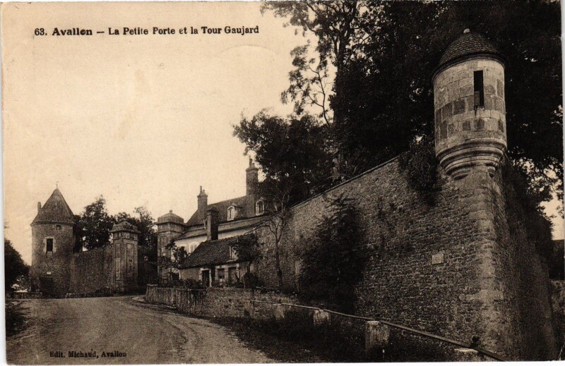 Carte postale ancienne Avallon Petite Porte à Avallon