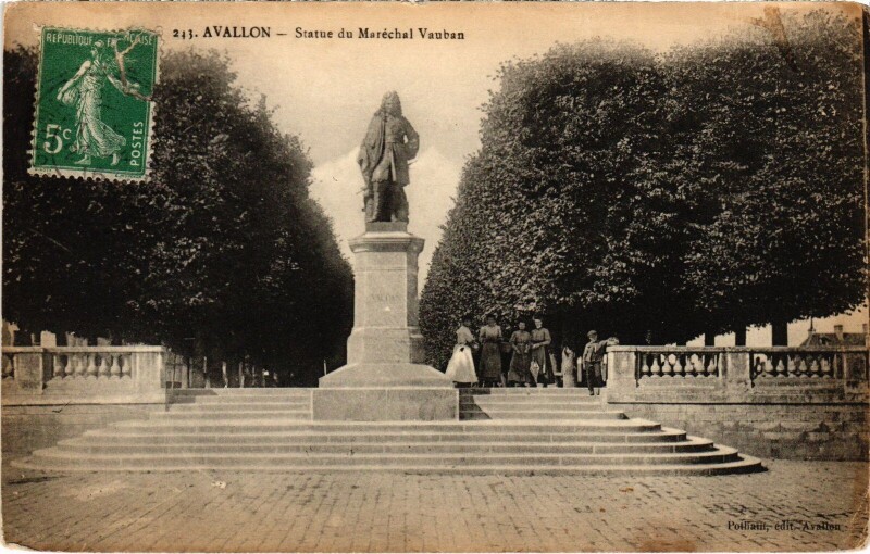 Carte postale ancienne Avallon Statue du maréchal Vauban à Avallon