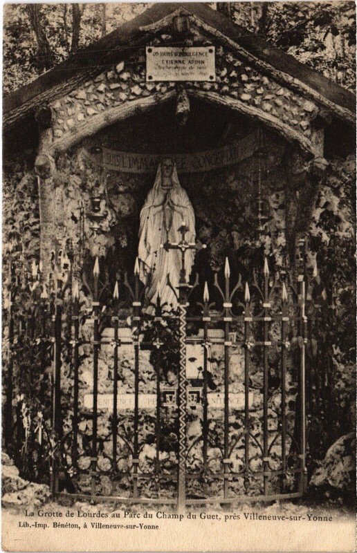 Carte postale ancienne Villeneuve-sur-Yonne Grotte de Lourdes parc du Champ du Guet à Villeneuve-sur-Yonne