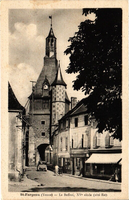 Carte postale ancienne Saint-Fargeau Le Beffroi à Saint-Fargeau