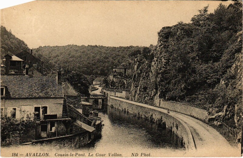 Carte postale ancienne Avallon Cousin-le-Pont Cour Vallon à Avallon