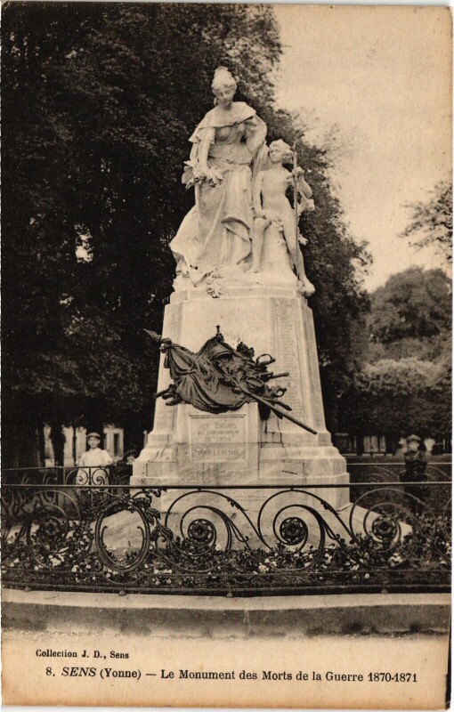 Carte postale ancienne Sens Monument aux Morts