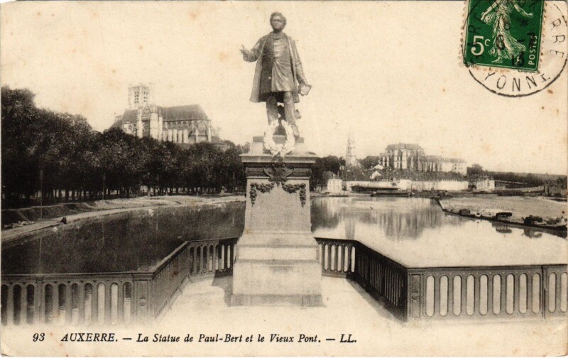Carte postale ancienne Auxerre Statue de Paul-bert à Auxerre