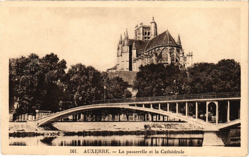 Carte postale ancienne Auxerre La cathédrale à Auxerre