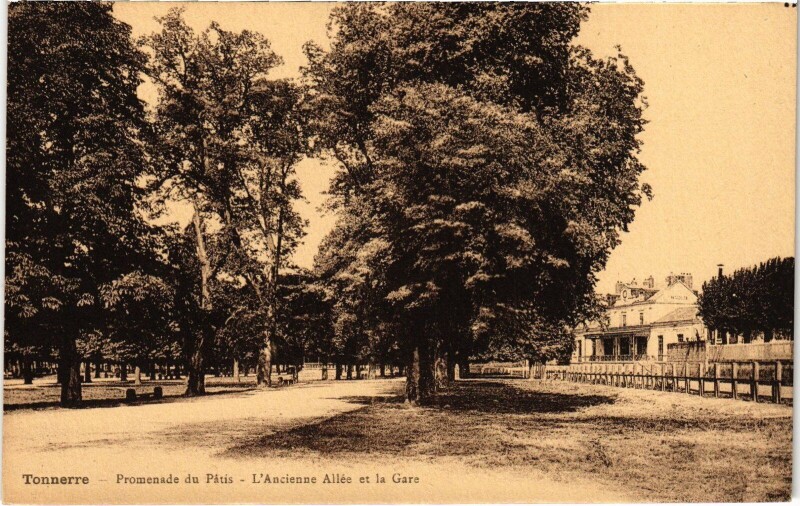 Carte postale ancienne Tonnerre Promenade la Gare à Tonnerre