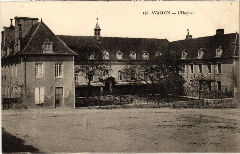 Carte postale ancienne Avallon Hopital à Avallon