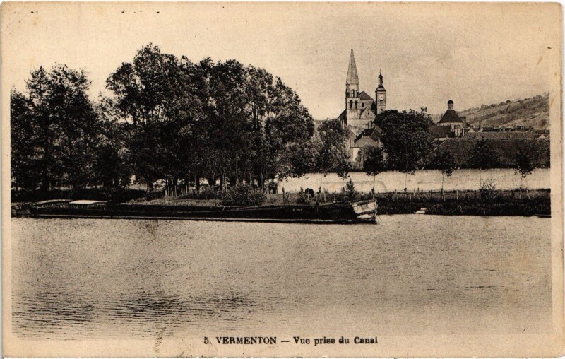 Carte postale ancienne Vermenton vue prise du canal à Vermenton