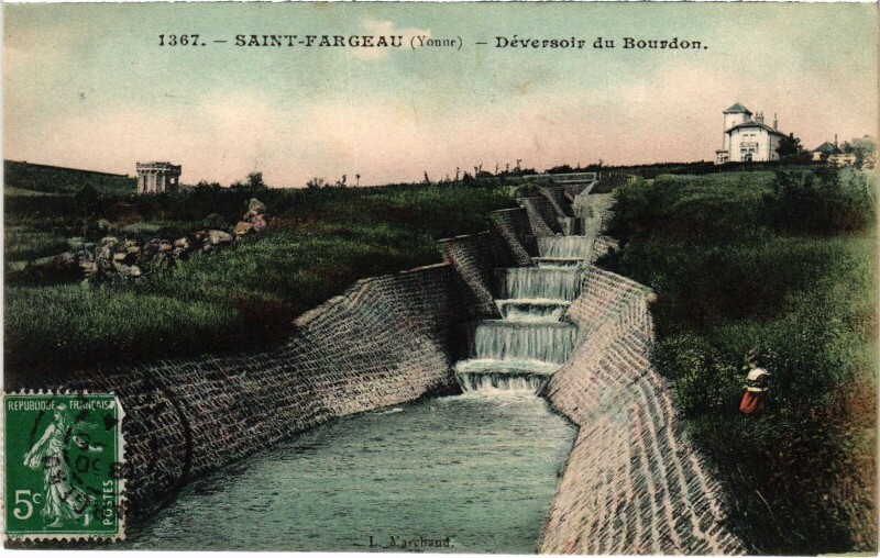 Carte postale ancienne Saint-Fargeau Déversoir du Bourdon à Saint-Fargeau