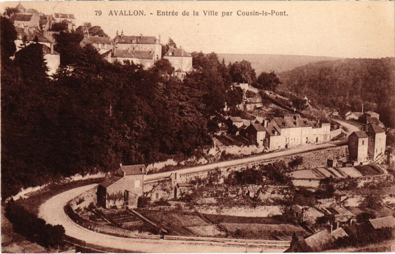 Carte postale ancienne Avallon Entrée de la ville à Avallon