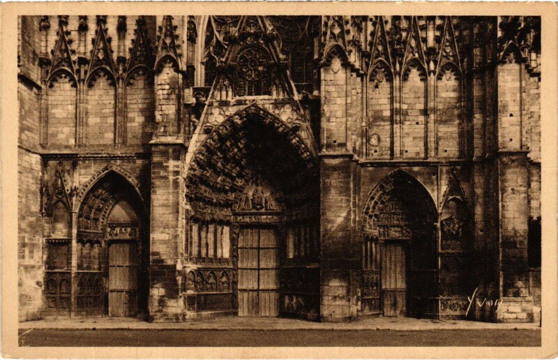 Carte postale ancienne Auxerre La cathédrale à Auxerre