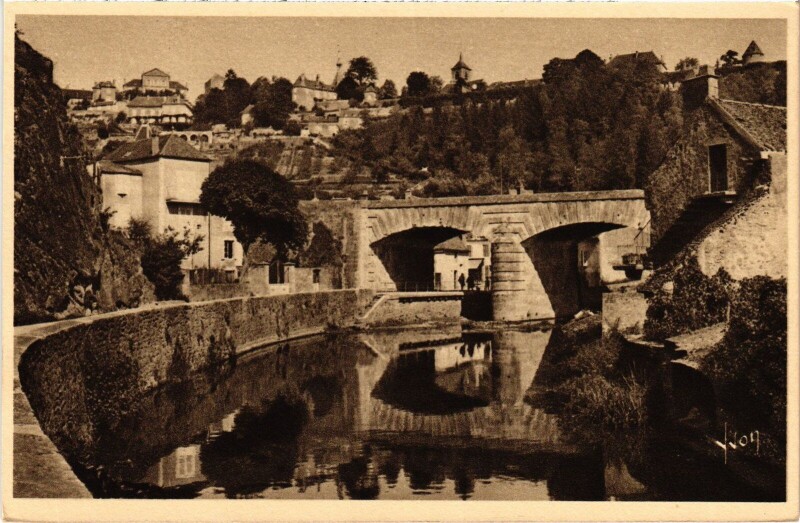 Carte postale ancienne Avallon Cousin-le-Pont à Avallon
