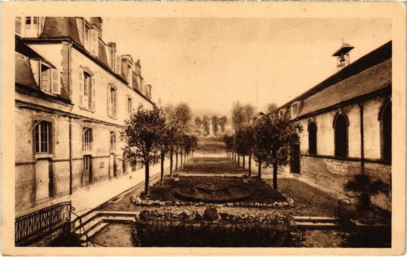Carte postale ancienne Joigny Ecole Saint-jacques Cour d'honneur à Joigny