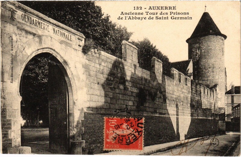 Carte postale ancienne Auxerre Tour des Prisons à Auxerre